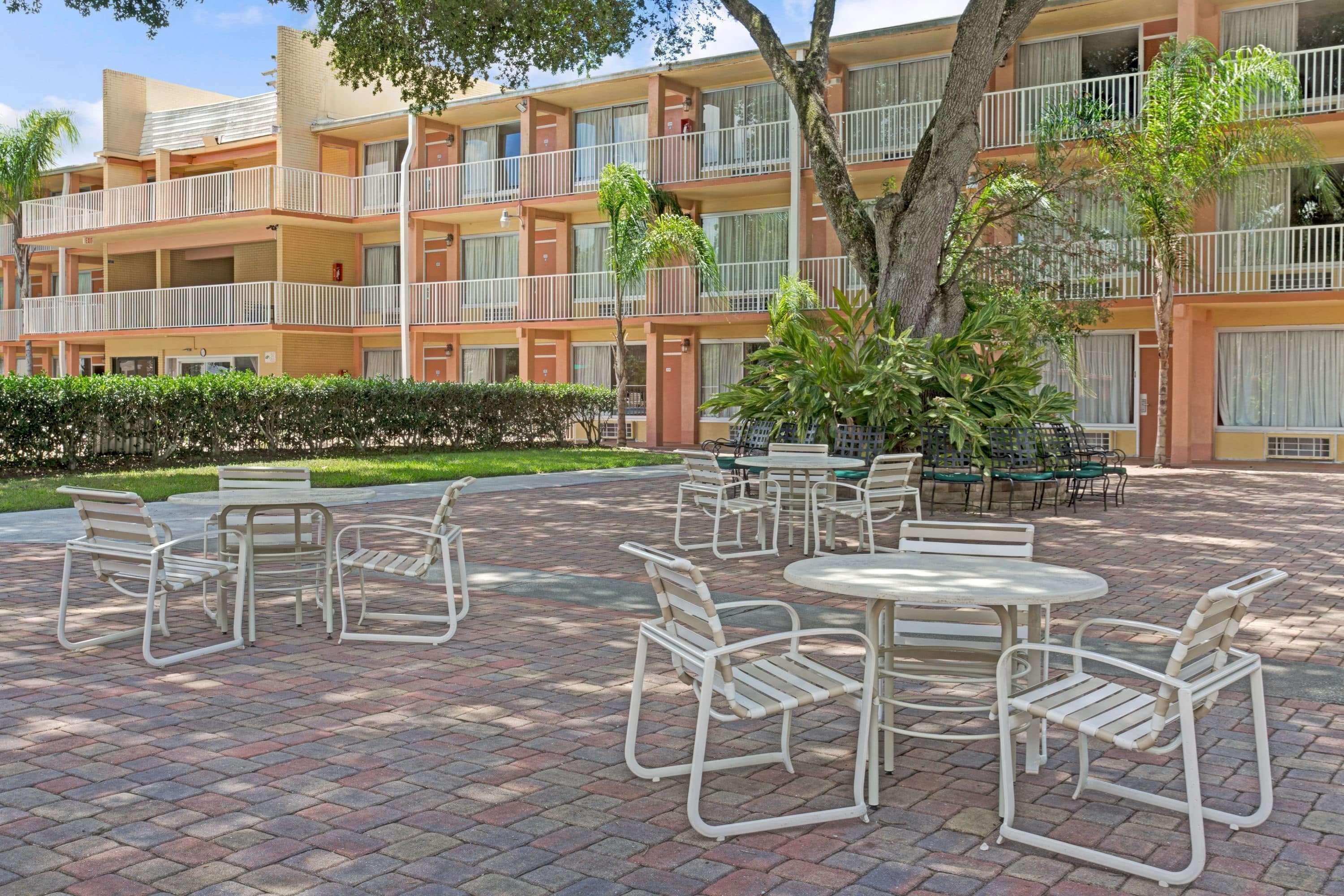 Howard Johnson By Wyndham Tropical Palms Kissimmee Eksteriør billede